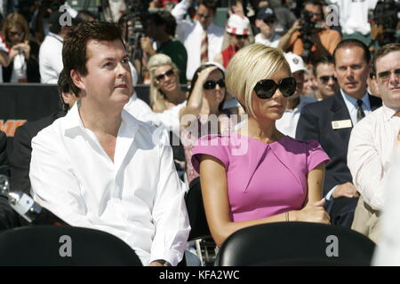 Victoria Beckham, Ehefrau von David Beckham, mit Simon Fuller, links, bei der offiziellen Präsentation von David Beckham von den Los Angeles Galaxy im Home Depot Center in Carson, CA am 13. Juli 2007. Photo Credit: Francis Specker Stockfoto