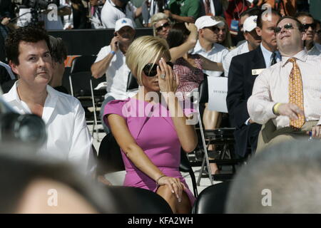 Victoria Beckham, Ehefrau von David Beckham, mit Simon Fuller, links, bei der offiziellen Präsentation von David Beckham von den Los Angeles Galaxy im Home Depot Center in Carson, CA am 13. Juli 2007. Photo Credit: Francis Specker Stockfoto