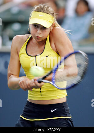 Maria Sharapova von Russland schlägt eine Rückhand gegen Maria Kirilenko von Russland an der JP Morgan Chase Open Tennisturnier im Home Depot Center in Carson, Calif. am Dienstag, August 9, 2005. Sharapova gewann, 7-6, 6-2. Foto von Francis Specker Stockfoto