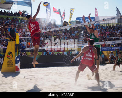 Der Pro-Volleyballspieler Phil Dalhausser, links, spitzt den Ball bei der ASICS World Series of Beach Volleyball am 23. August 2015 in Long Beach, Kalifornien. Foto von Francis Specker Stockfoto