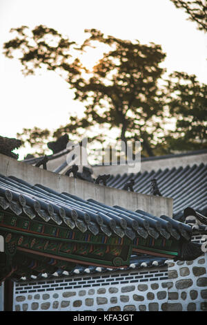 Ecke des Daches eines traditionellen koreanischen Gebäudes Stockfoto