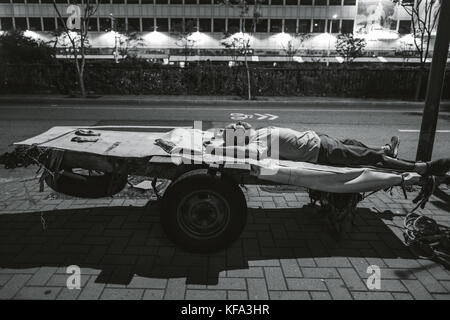 Obdachloser in korea schläft auf einem Wagen auf der Straße Stockfoto