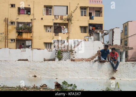 HYDERABAD, Indien - Oktober 22,2017 zwei Jungen, die warten, bis sie an der Reihe Kricket in einem überfüllten Spielplatz in Hyderabad, Indien zu spielen Stockfoto