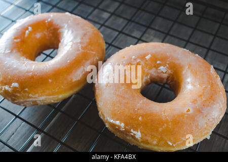 Donuts auf Kühlung Rack; Donut auf Draht Rack Stockfoto