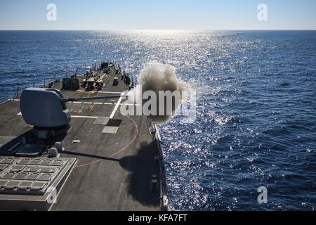 Der Arleigh-burke-Klasse geführte Anti-raketen-Zerstörer USS Donald Cook (DDG75) Brände die Marke 45 5-Zoll-gun Stockfoto