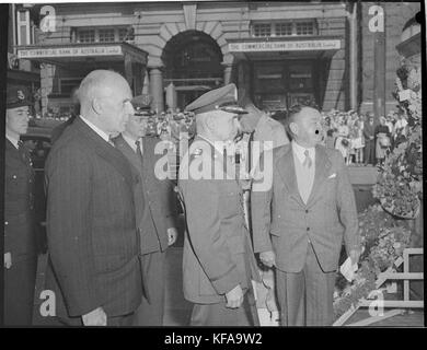 34521 LieutenantGeneral James Doolittle legt Kranz am Ehrenmal außerhalb GPO Hunter Street Newcastle Stockfoto