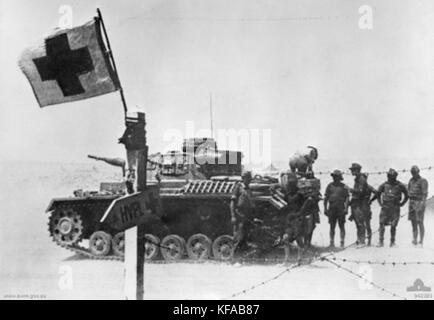 Panzer III mit Verwundeten in der Nähe von Tobruk Stockfoto