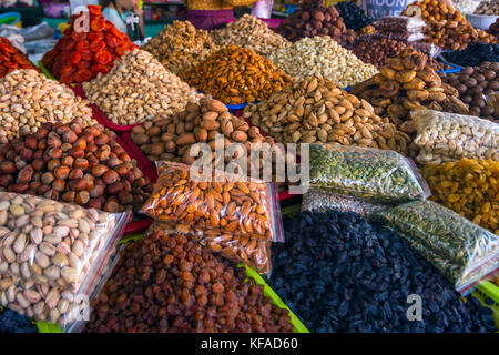 Nüsse, Mandeln, Trockenfrüchte und Kürbis Samen auf dem Markt in Bischkek Stockfoto