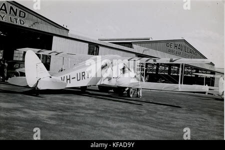 De Havilland DH 84 Dragon Flugzeug VH URV außerhalb Hangar, 1930 1939 Stockfoto