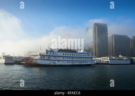 Meer Nebel wandert über den San Franciscos Hafengebiet und dem Geschäftsviertel entfernt. Stockfoto