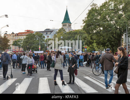 BRATISLAVA, SLOWAKEI - 25. SEPTEMBER 2017: Massenproteste gegen Korruption im Stadtzentrum auf dem Platz des Slowakischen Nationalaufstandes. Bratislava ist Th Stockfoto