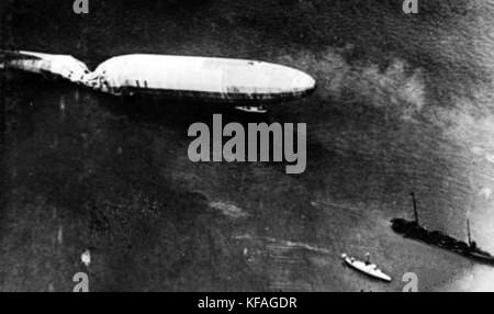 Deutsche Zeppelin unten geschossen über der Nordsee c 1916 Stockfoto