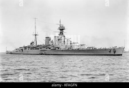Die HMS Hood, ein Schlachtkreuzer der britischen Royal Navy, ist am 17. März 1924 abgebildet. Bekannt für seine mächtige Präsenz im frühen 20. Jahrhundert, war es eines der größten Kriegsschiffe seiner Zeit und spielte eine bedeutende Rolle in der Seefahrtsgeschichte. Stockfoto