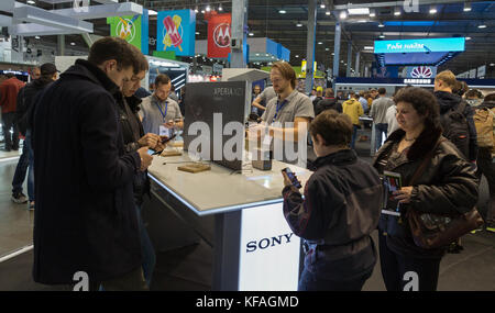 Kiew, Ukraine - Oktober 07, 2017: unbekannte Menschen besuchen Sie Sony Elektronik Hersteller Firma stand während der cee 2017, der größten Elektronik Handel Stockfoto