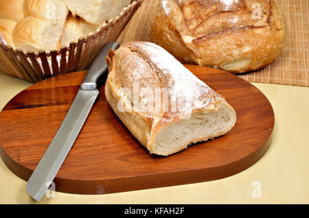 Köstliche Brote auf dem Holztisch von oben gesehen. Stockfoto