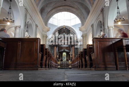 OROPA, ITALIEN - 16. JUNI 2017: Menschen im Heiligtum der alten römisch-katholischen Kirche von Oropa in Biella, Piemont Stockfoto