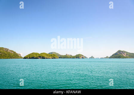 Wunderschöne natürliche Landschaft von Mu Ko Ang Thong Insel im Meer unter strahlend blauem Himmel im Sommer an Mu Ko Ang Thong National Marine Park ist in einem bekannten Ein Stockfoto