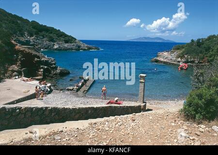 Touristen Sonnen in der Nähe einer Bucht, Cala Maestra, Insel Giannutri, Region Toskana, Italien Stockfoto