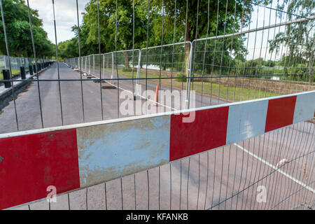 Kabel Sicherheit Fechten bei Straßenarbeiten, Nottingham, England, Großbritannien Stockfoto