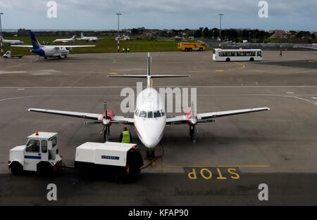 Eine östliche Airways BAE Jetstream 32 auf dem Vorfeld mit einem Flughafen Fahrzeug geparkt Stockfoto