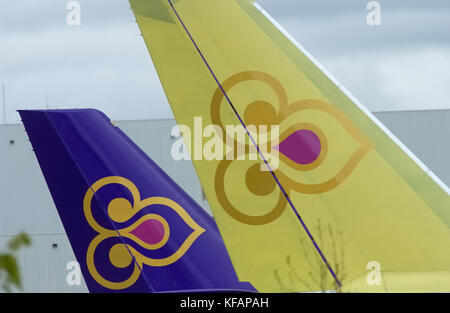 Tails von zwei Thai Airways International A 340-642 Flugzeuge in gelb Grundierung Lackierung vor der Lackierung Stockfoto