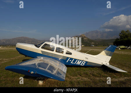 Eine engineless Piper PA -28-236 Cherokee Dakota gespeichert Stockfoto