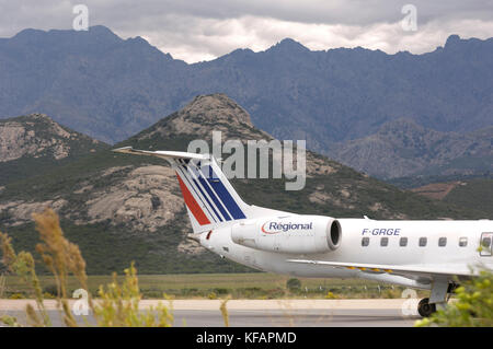 Schwanz und Rolls-Royce AE 3007A Motor einer Air France-Regional Airlines Embraer ERJ-145 mit Hügeln hinter Stockfoto