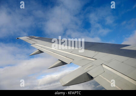 Wing trailing-Kante mit Klappen bereitgestellt von einem Titan Airways Boeing 737-300 Fliegen Stockfoto