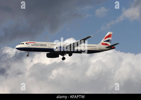 Einen British Airways Airbus A 321-200 auf Final-Ansatz Stockfoto
