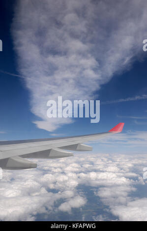 Airbus A330 an den von Flügel und Winglets enroute LGW-MSP auf Flug - Anzahl NW 43 Stockfoto