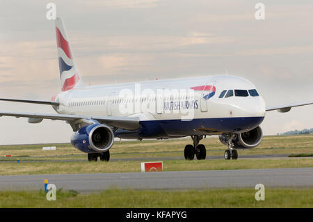 Einen British Airways - BA, UK Airbus A 321-231 Rollens Stockfoto