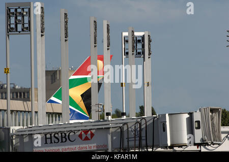 A South African Airways Schwanz und einem jetway mit HSBC advert Stockfoto