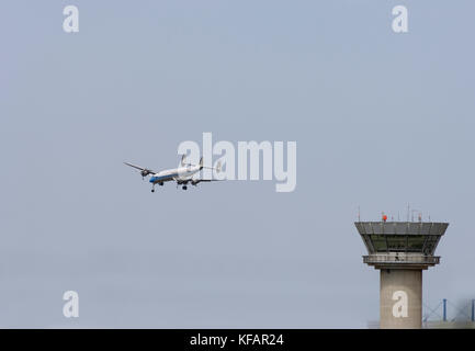 Die Luft Turm - Turm mit dem breiting Super Connie, Schweiz Lockheed L-1049 Super Constellation C-121 C im Flying-Display hinter der Stockfoto