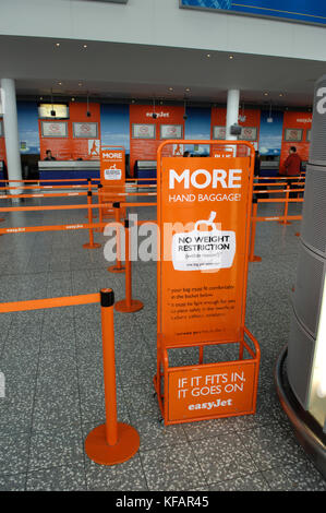 Check-in-Bereich - Gepäck größe Vorlage mit "Wenn es passt es geht weiter'-Schild Stockfoto