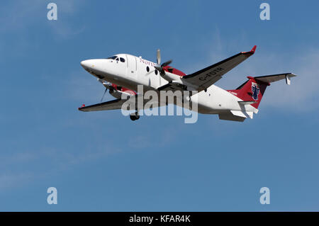 Eine nördliche Thunderbird Luft Beechcraft 1900D-Klettern nach dem Take-off Mit Fahrwerk einfahren Stockfoto