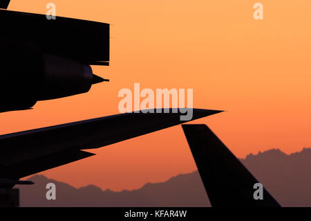 Stabilisator- und Motor eines Fedex McDonnell Douglas MD-10-10 F und Heckflosse eines Delta Air Lines Boeing 767-300 Stockfoto