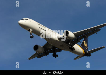 Eine UPS United Parcel Service Boeing757-200 auf Final-Ansatz Stockfoto