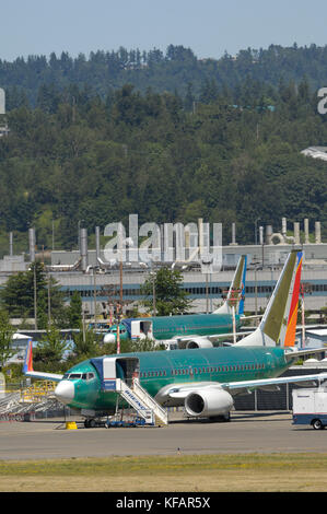 Southwest Airlines (LN2328) und hinter China Southern Airlines (LN 2329) Boeing 737 Next Generation beide trugen den gleichen Test Registrierung N 1786 B outs Stockfoto