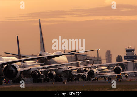 Ein Air France Boeing 777-300, ein Delta Air Lines 767-300, ein Continental Airlines757-200, 747-200 der Rolls-Royce Trent 1000-Motor Test Bed, ein Alaska Stockfoto