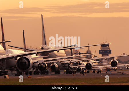 Ein Air France Boeing 777-300, ein Delta Air Lines 767-300, ein Continental Airlines757-200, 747-200 der Rolls-Royce Trent 1000-Motor Test Bed, ein Alaska Stockfoto