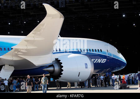 Auf der wingtip, Rolls-Royce Trent 1000-Motor und Rumpf der ersten Boeing 787-8 Dreamliner am Roll-out Zeremonie Stockfoto