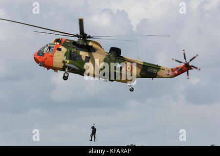 Die belgische Luftwaffe Westland Sea King Mk 48 winching ein Mann in der Flying-Display der RIAT 2007 Stockfoto