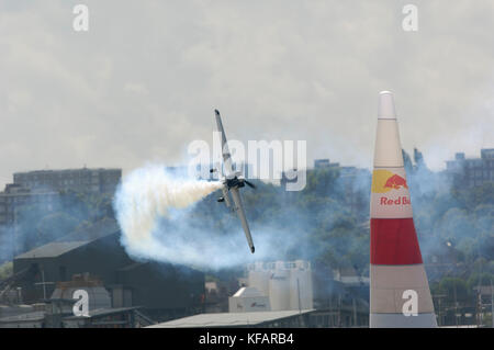 Mike Mangold in einem Team Cobra Zivko Edge 540 Fliegen während einer Übung in der Londoner Red Bull Air-Race 2007 Stockfoto