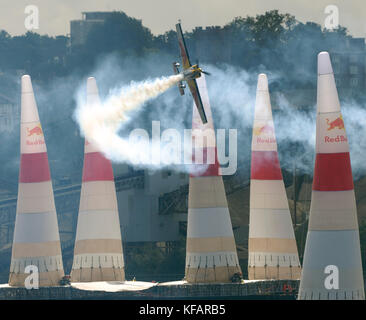 Kirby Chamblis in einem Team Red Bull Zivko Edge 540 Fliegen während einer Übung in der Londoner Red Bull Air-Race 2007 Stockfoto