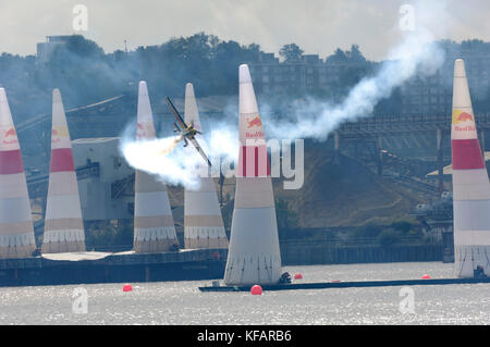 Kirby Chamblis in einem Team Red Bull Zivko Edge 540 Fliegen während einer Übung in der Londoner Red Bull Air-Race 2007 Stockfoto