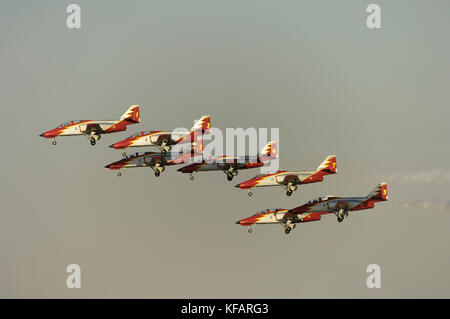 CASA C-101 EB Aviojets von Spanien - Air Force Patrulla Aguila Acrobatica im formationsflug an der Dubai Airshow 2007 Stockfoto