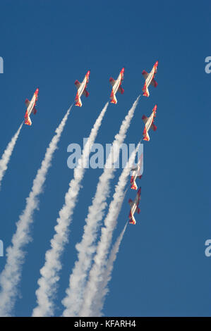 CASA C-101 EB Aviojets von Spanien - Air Force Patrulla Aguila Acrobatica im Formationsflug mit Rauch bei der Dubai Airshow 2007 Stockfoto