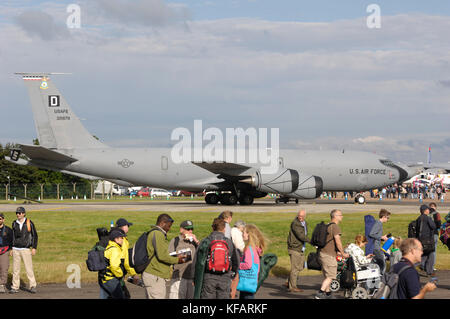 Masse von Menschen mit USAF Boeing KC-135 Stratotanker USAF Boeing KC-135 Stratotanker R im statischen - Anzeige an die 2009 Royal International Air geparkt Stockfoto