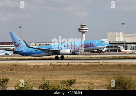 Thomson Airways Boeing 737-800, die von Palma International mit der Flugsicherung - Tower hinter Stockfoto