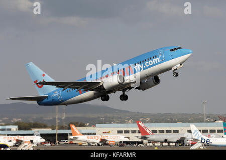 Thomsonfly.com Boeing 737-300, die von Palma International mit Jet2757-200 s und heckflosse von Flybe British European Embraer 195 an den geparkten Stockfoto